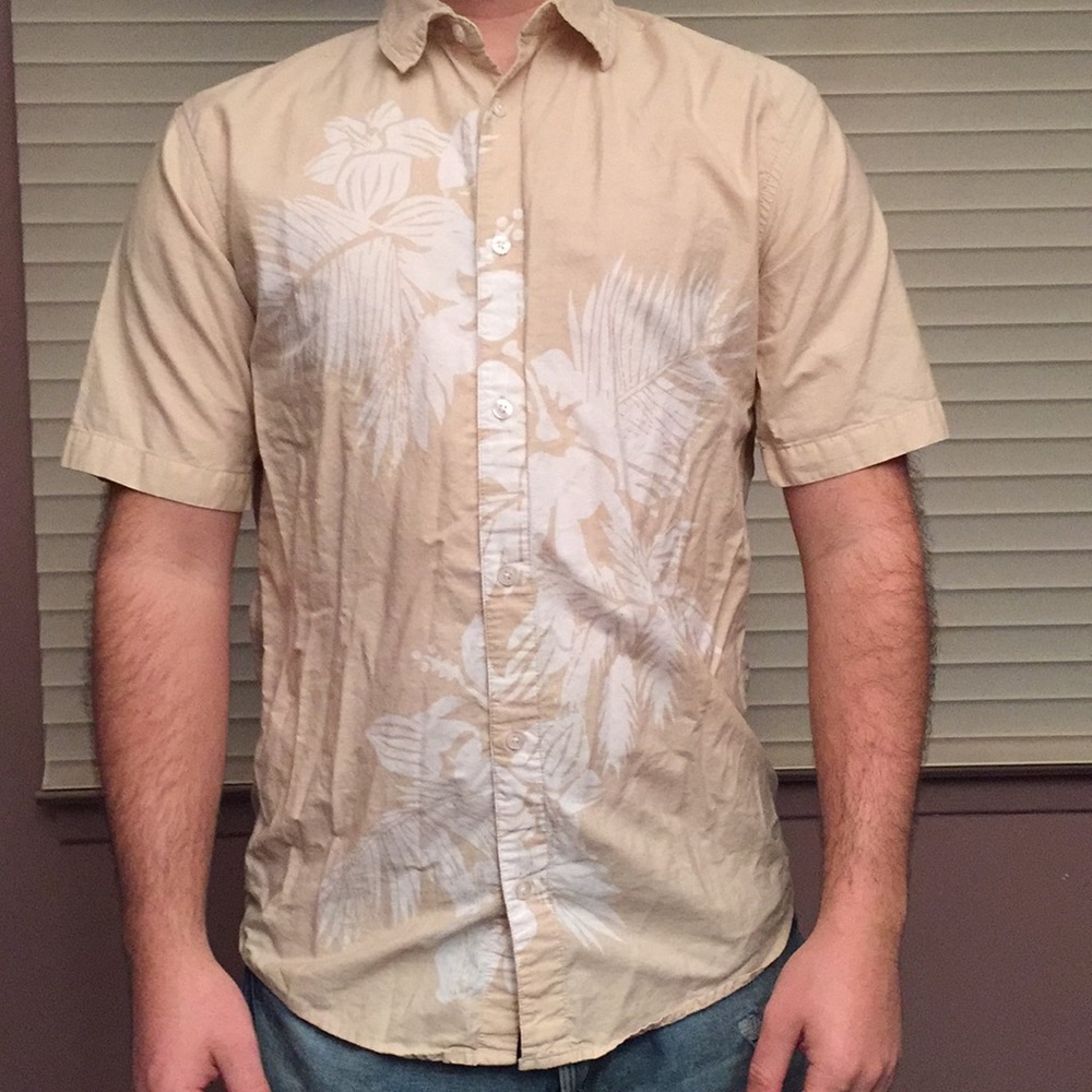 Collared Hawaiian style short sleeve shirt